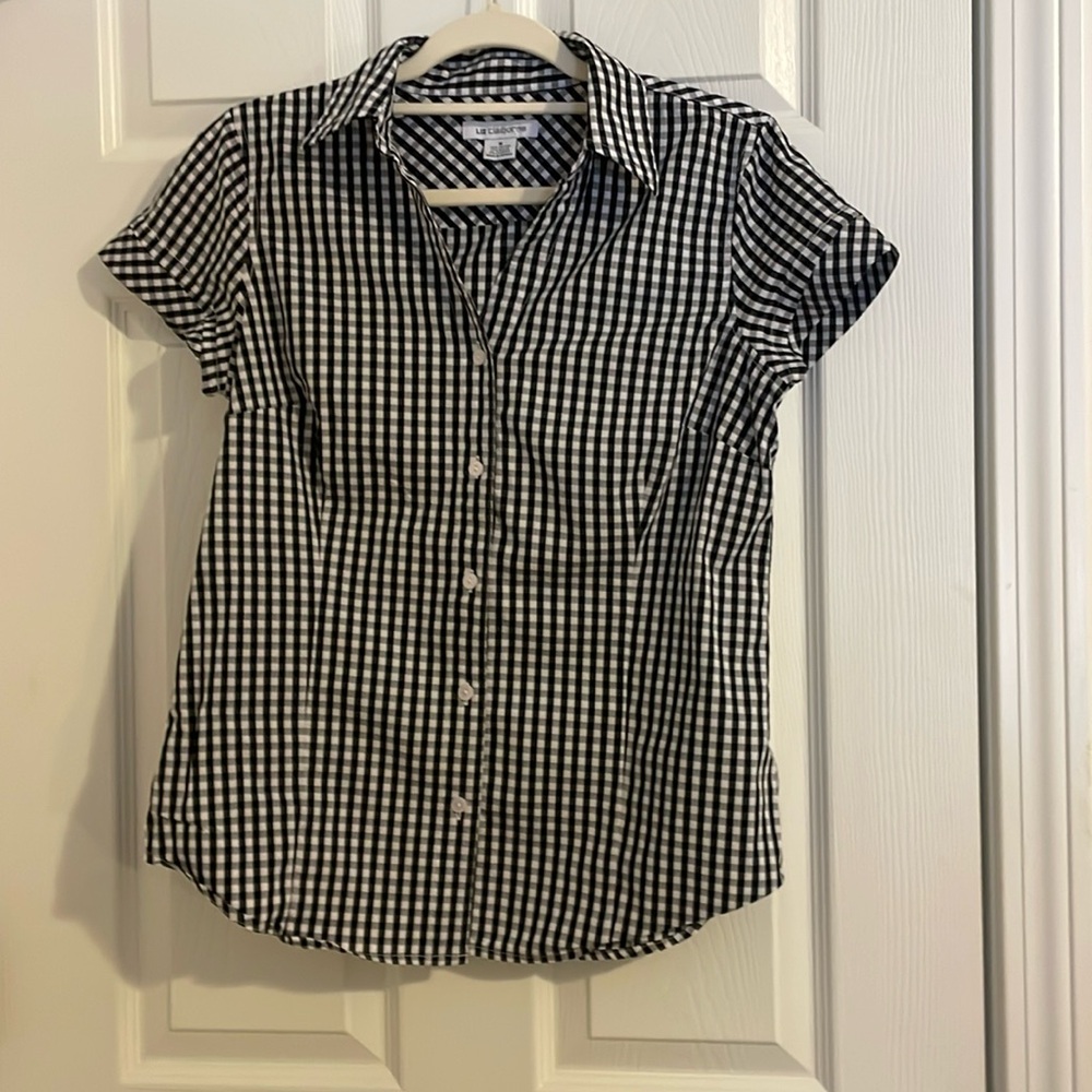 Liz Claiborne checkered shirt sleeved top. Nice tailored lines & neckline. SZ M.